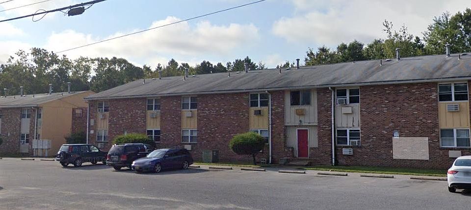 2nd image of 560 Lakehurst Rd