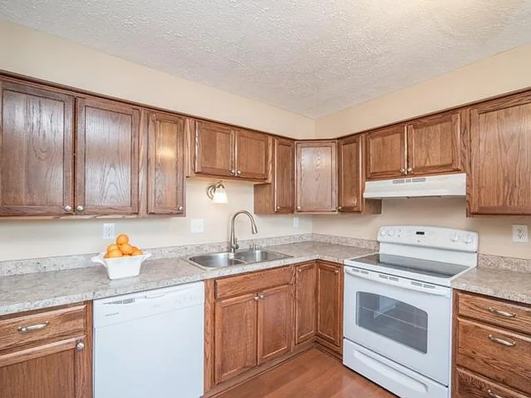 1746 Springfield Ln — Photo 9