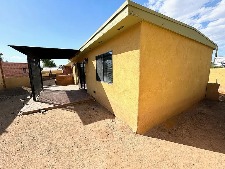 437 E Delano St — Photo 21