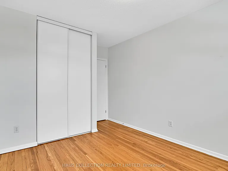 884 Walkley Rd — Photo 24