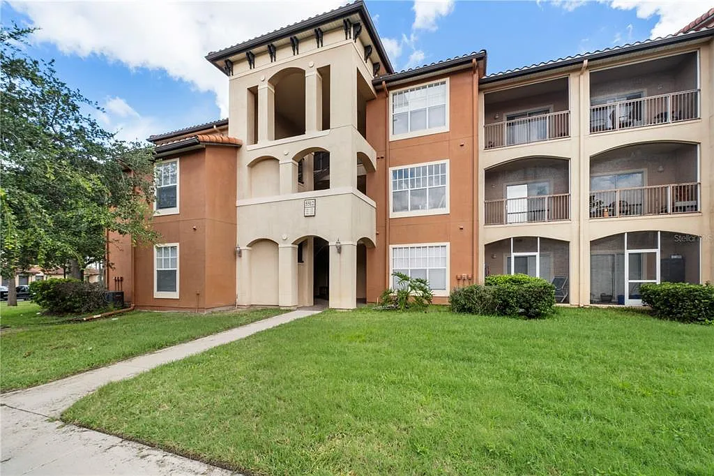 3 bed, 2.0 bath, 1279 sqft, $2,300 — Photo 1