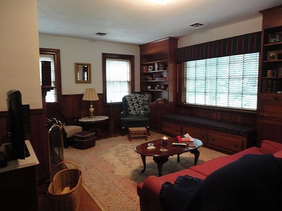 5th image of 105 Fairview Ave