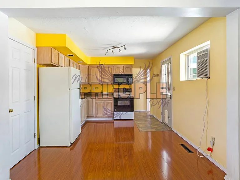 2021 Johns Ave — Photo 6