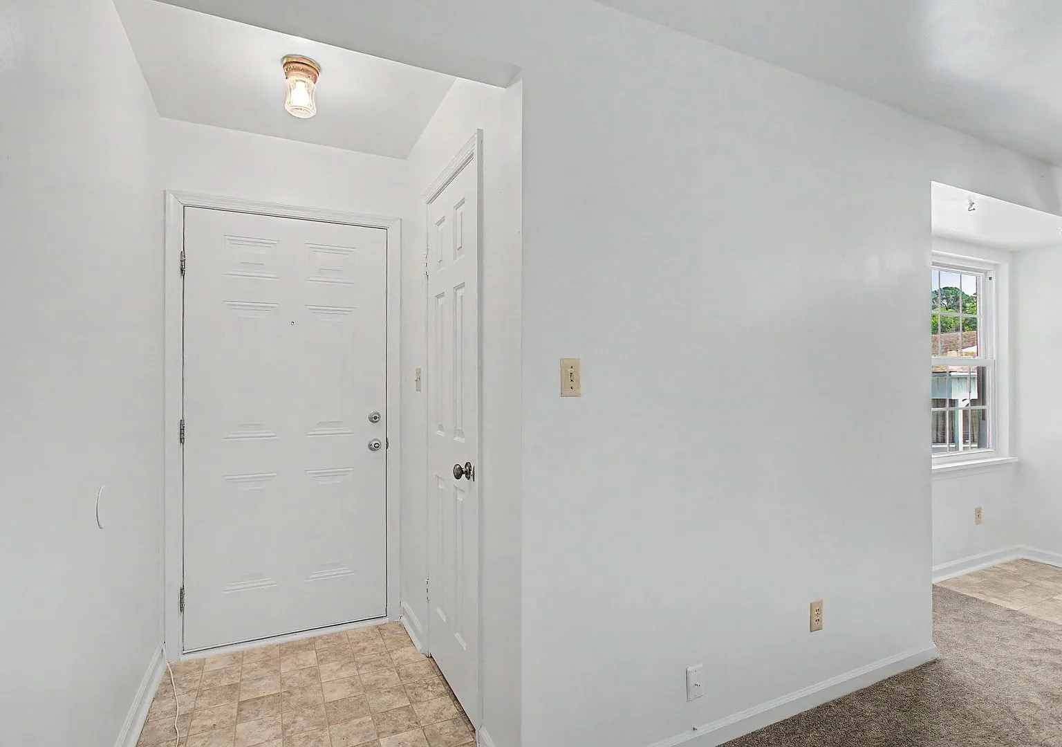 Unique Apartment Above a Business Convenient to Fort Eustis! — Photo 2