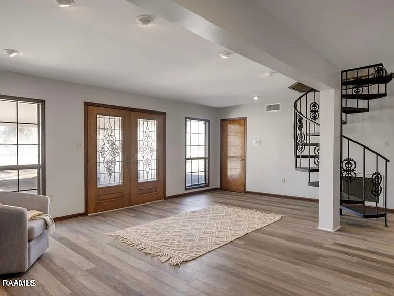 2227 George Dr — Photo 2