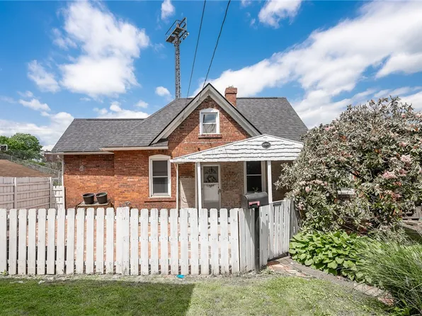 400 1/2 Jackson Ave, Vandergrift, PA 15690
