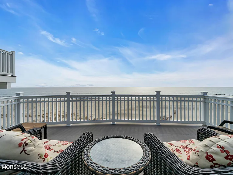 55 Beach Front — Photo 40