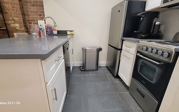 3rd image of 7 Saint Marks Pl APT 2