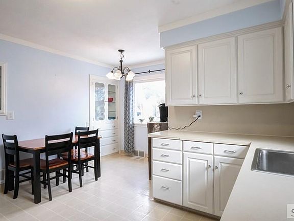 3rd image of 154 E 19th St