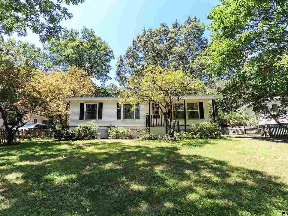 1st image of 27 Red Oak Ln