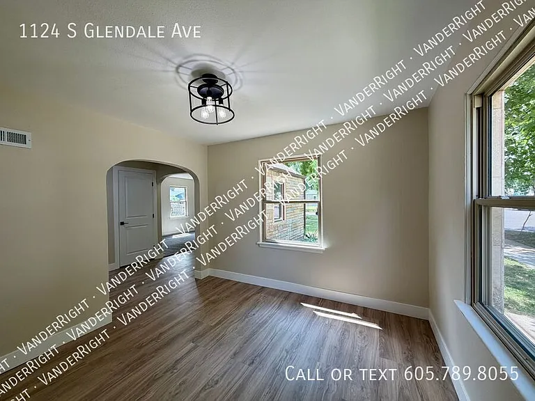 1124 S Glendale Ave — Photo 9