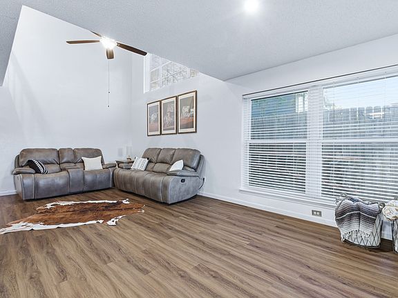 3rd image of 2421 Warrington Dr