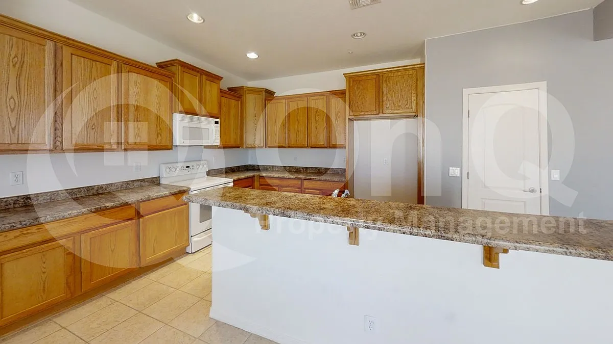 4 bed, 2.5 bath, 3030 sqft, $2,750 — Photo 4