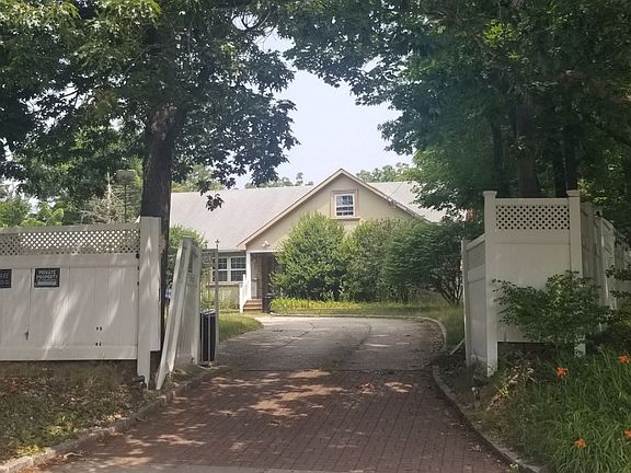 2nd image of 240 W 22nd St