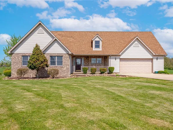 1041 Meadow Ridge Dr, Connellsville, PA 15425