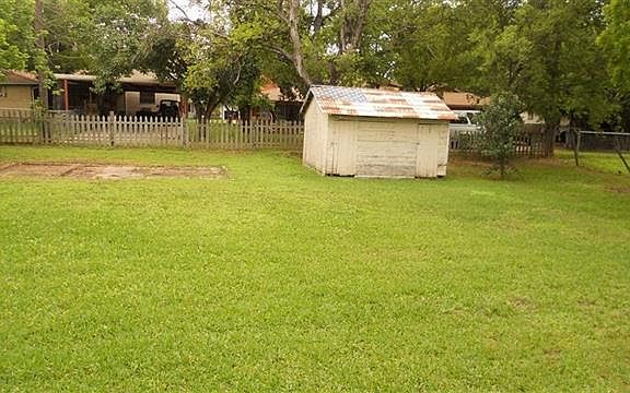3rd image of 904 E Waco St