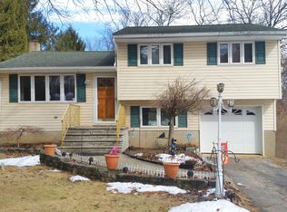 27 Chamberlain Rd, Oak Ridge, NJ 07438