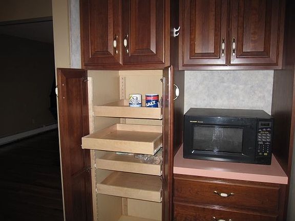 Newer Kitchen cabines with pullout pantry