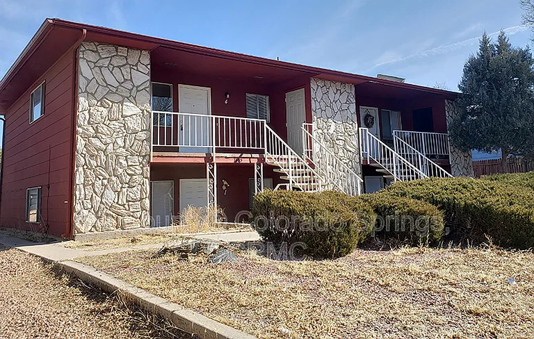 1105 Cree Dr #4 — Photo 1