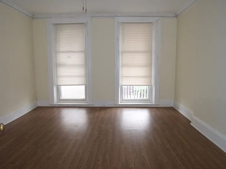 1020 Ferry St — Photo 5