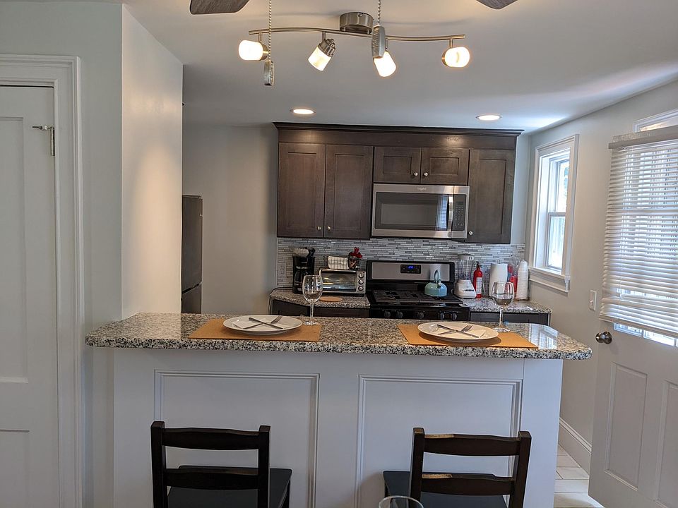 Updated kitchen w/ granite breakfast bar & countertops, shaker cabinets, and stainless-steel appliances inc gas stove & dishwasher!