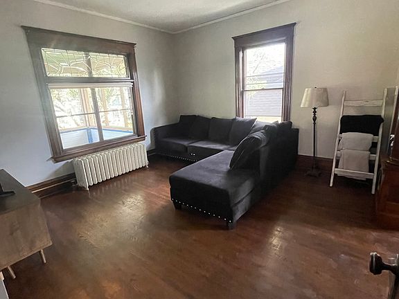 3rd image of 1611 Irving Ave N