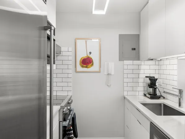 1065 Park Avenue image 11 of 14