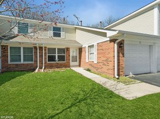 64 Pine Cir, Cary, IL 60013