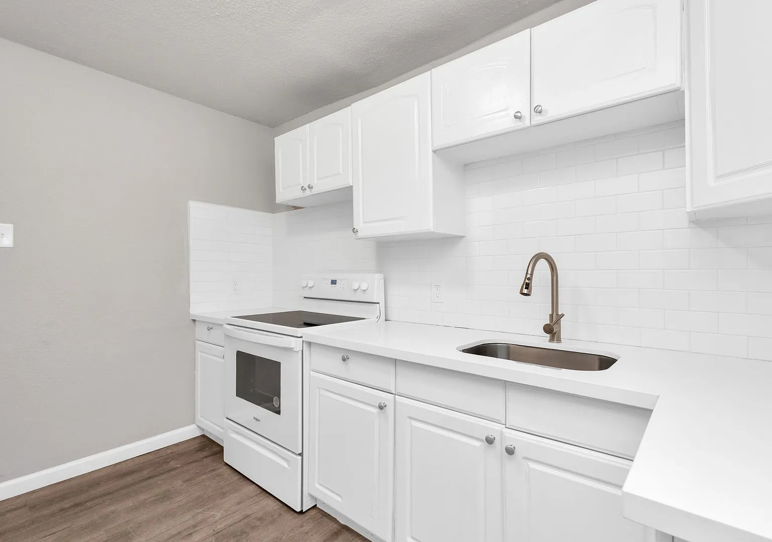Nice 2 Bedroom 1 Bath With 1600 Sf — Photo 1