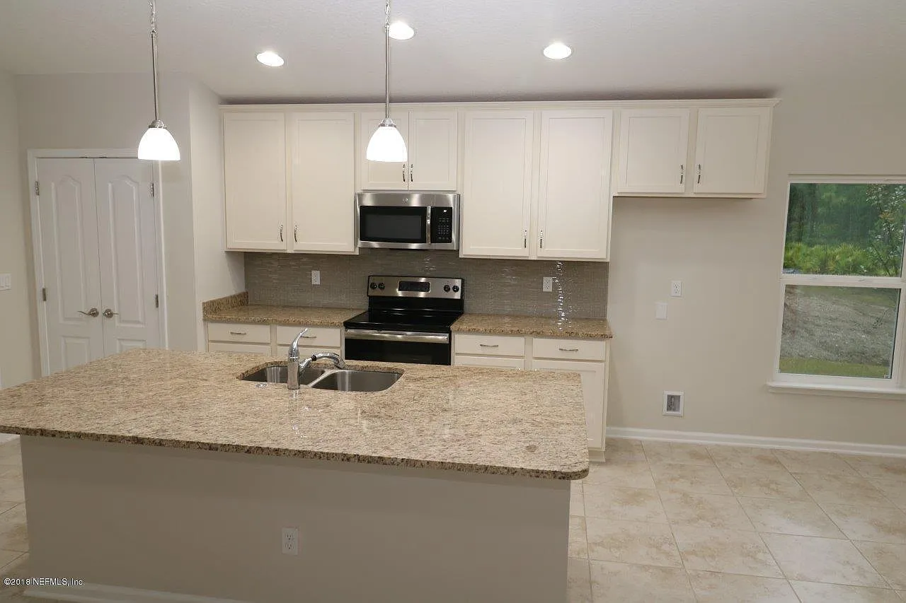 4 bed, 3.0 bath, 2010 sqft, $2,700 — Photo 3