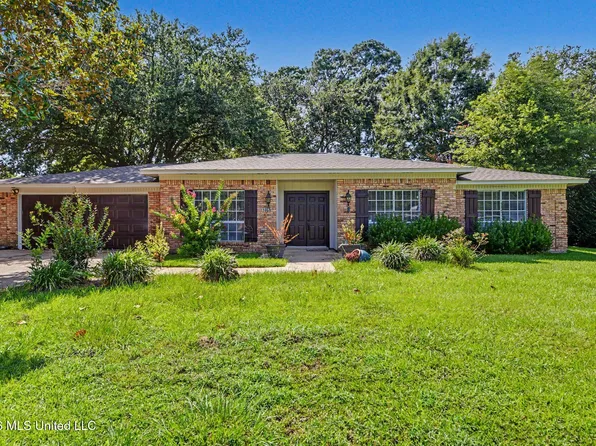 1403 Churchill Dr, Ocean Springs, MS 39564