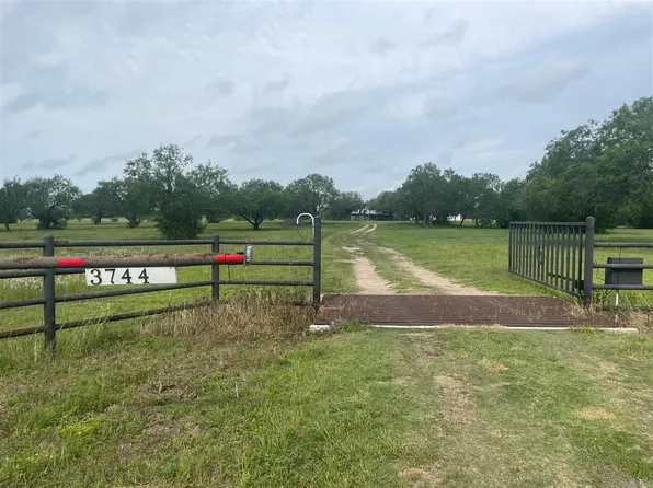 3744 Irby Rd, Goliad, TX 77963