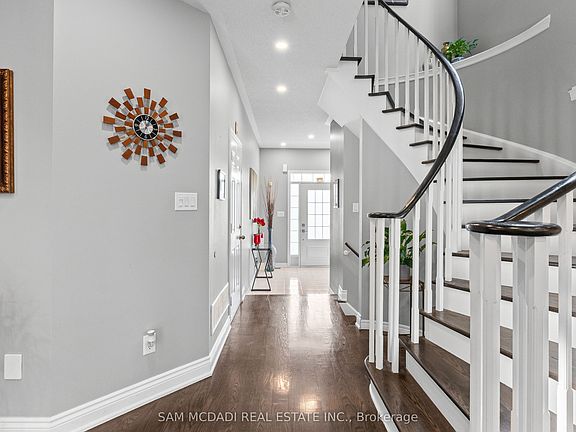 3rd image of 195 Holmes Cres