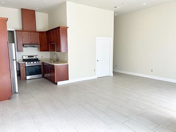 4th image of 8620 Macarthur Blvd #8616