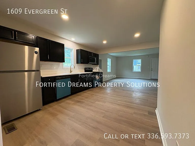 1609 Evergreen St — Photo 3