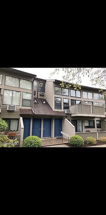 1st image of 1465 E Putnam Ave APT 224