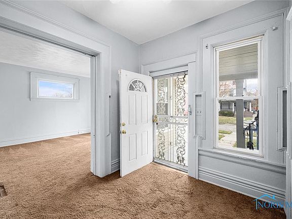 5th image of 2353 Maplewood Ave