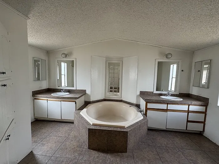 13729 W Maryland Ave — Photo 15