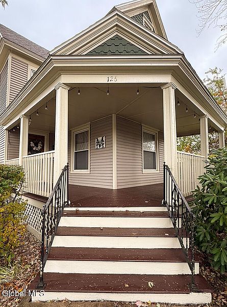 3rd image of 126 Kingsboro Avenue