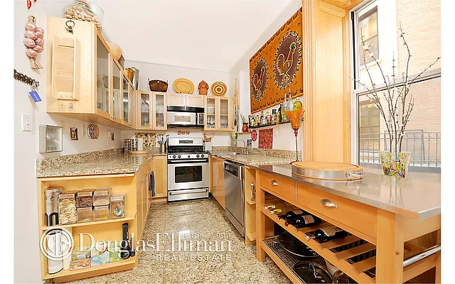 Sold by Douglas Elliman | media 22