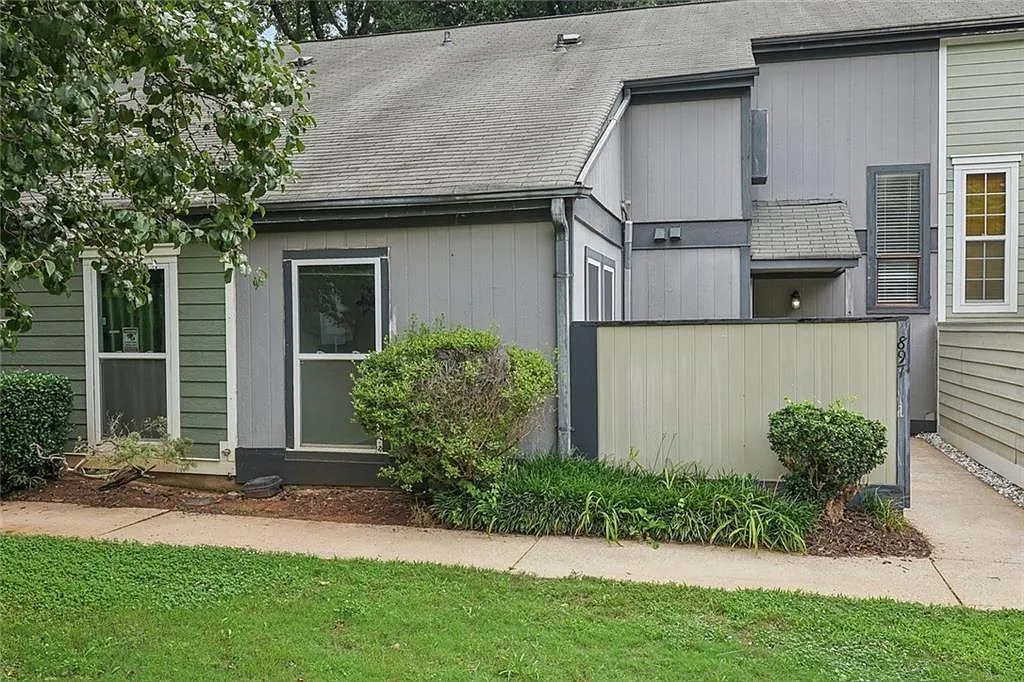 3 bed, 2.5 bath, 1369 sqft, $2,050 — Photo 2