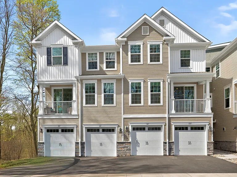 225 Myrtle Rd — Photo 1