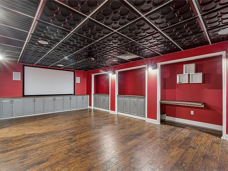 6895 Riverside Dr — Photo 33