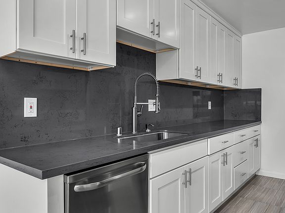 3rd image of 1432 S Saltair Ave APT 203