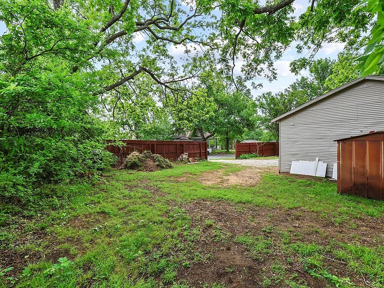 537 E Sears St — Photo 28