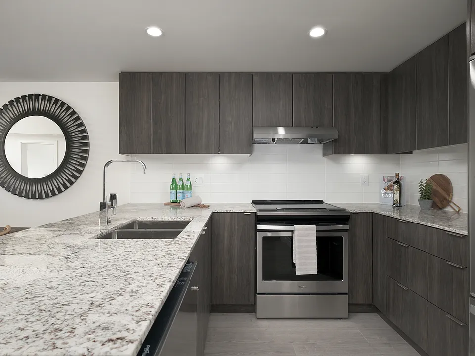 1060 Churchill Cres