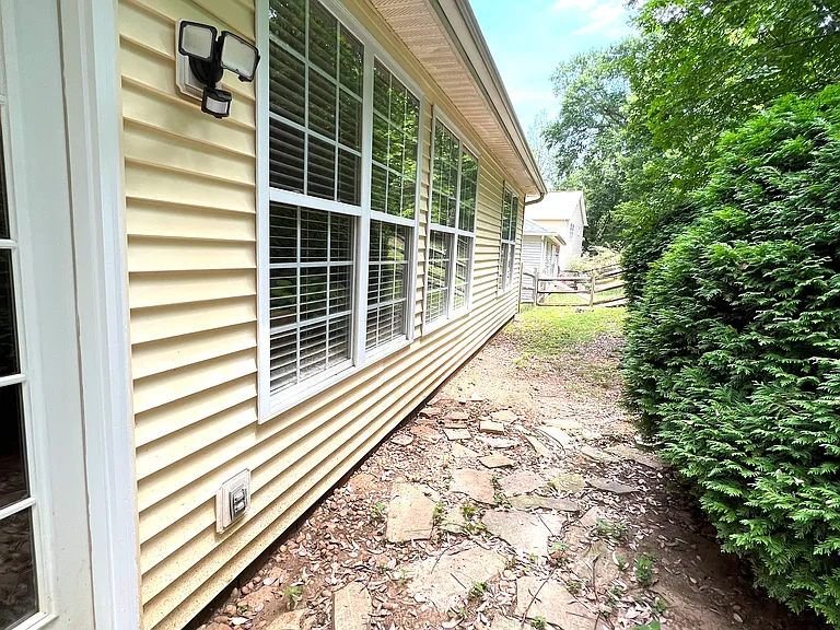 216 Howe St — Photo 37