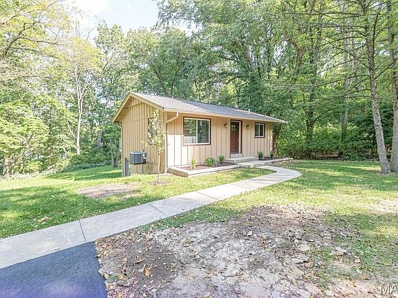 2nd image of 2 Country Hill Ln