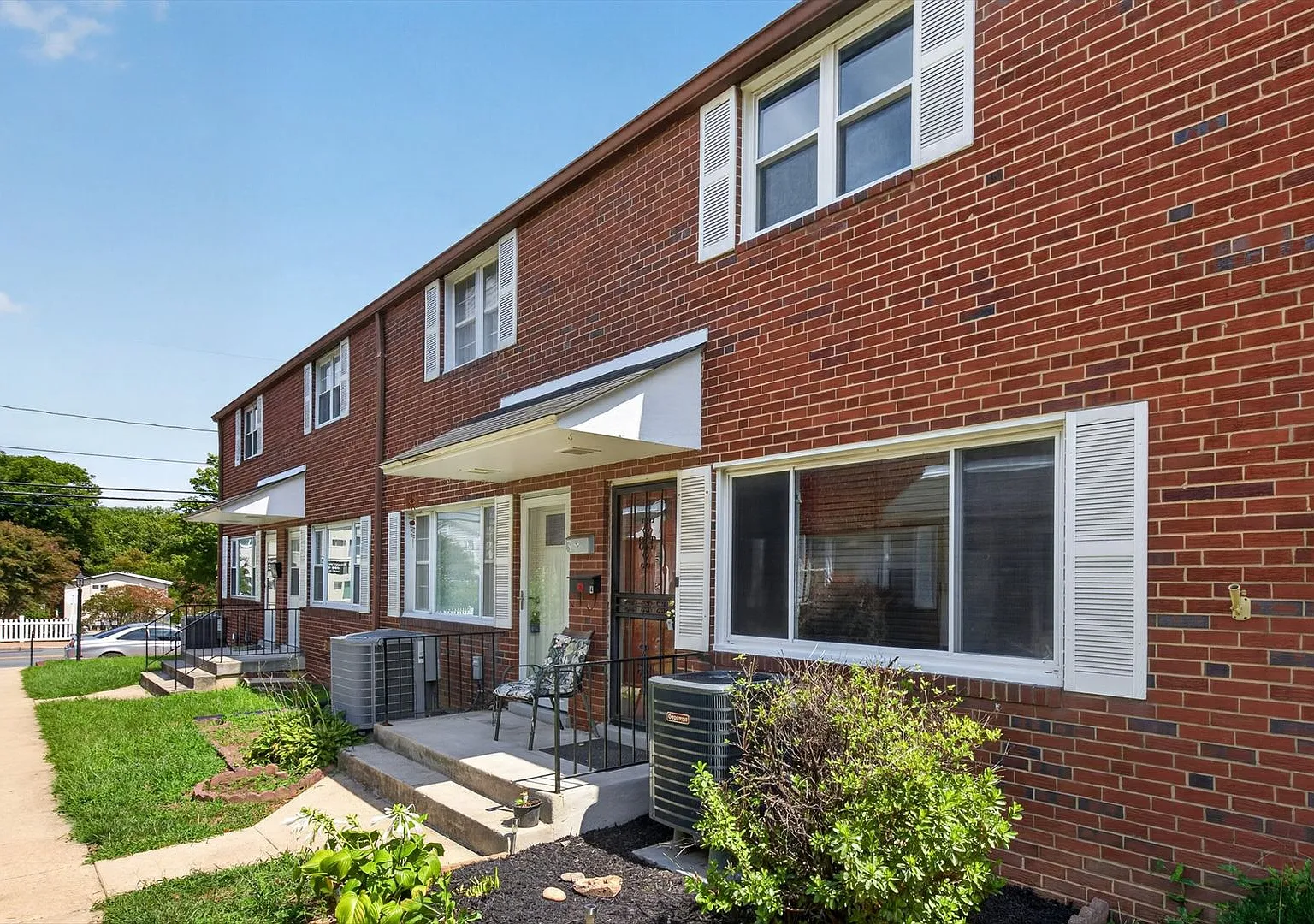 Freshly Renovated 2-Bedroom Condo Near Laurel Shopping & Dining — Photo 3