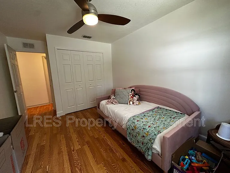 910 Sycamore Ln — Photo 23